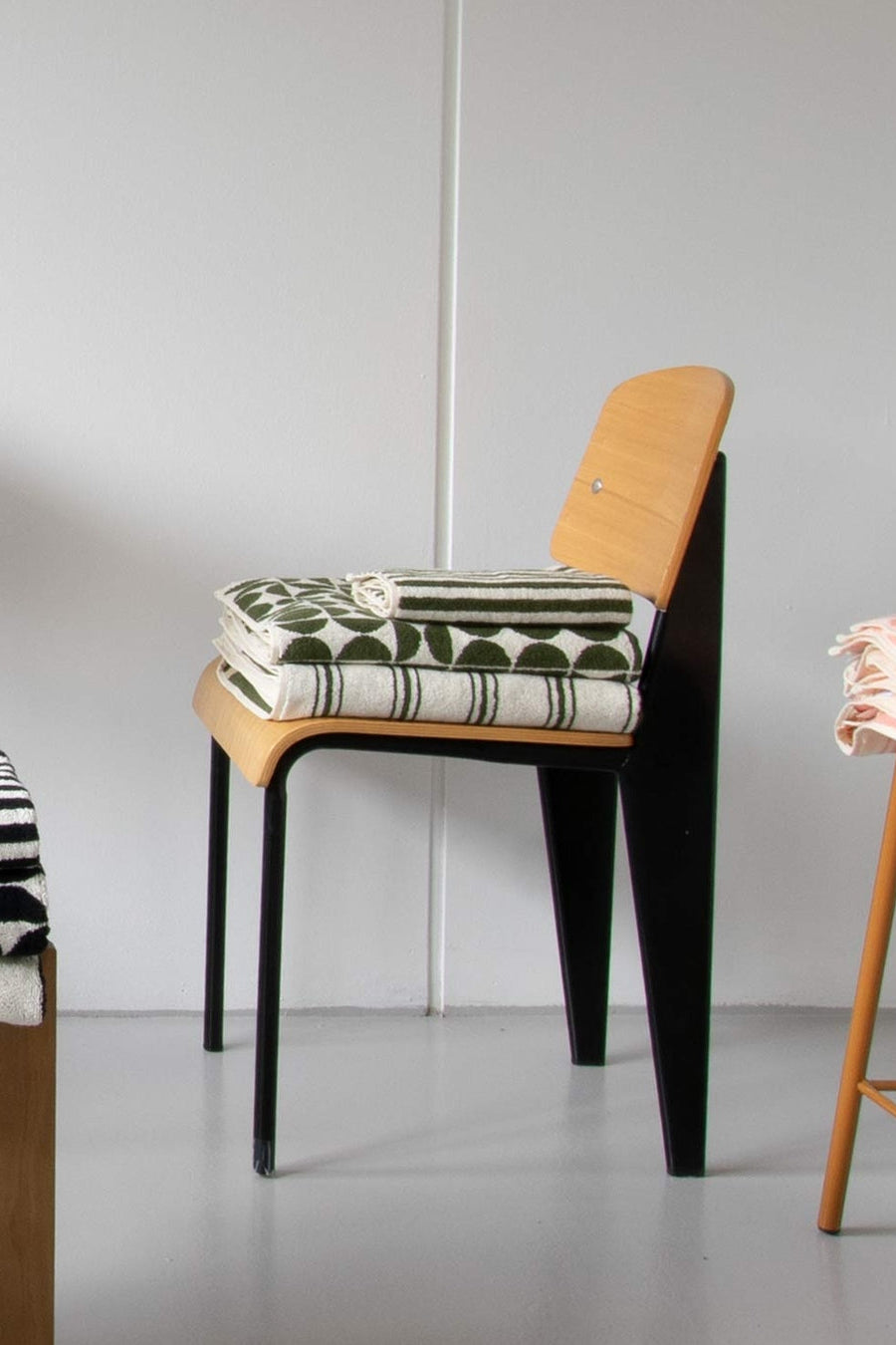 Pinstripe håndklæde, Alpine Moss/Cream - 45x65 cm